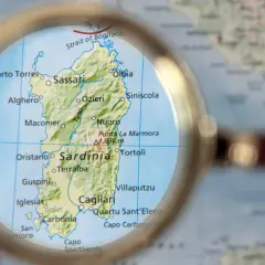 Sardynia leży na Morzu Śródziemnym, na zachód od Włoch. Mapa pokazuje jej ukształtowanie i główne miasta: Cagliari, Sassari, Olbia.