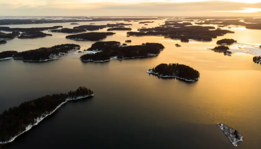 Krajobraz archipelagu z licznymi wyspami pokrytymi śniegiem. To widok, który może sugerować, który kraj ma najwięcej wysp.