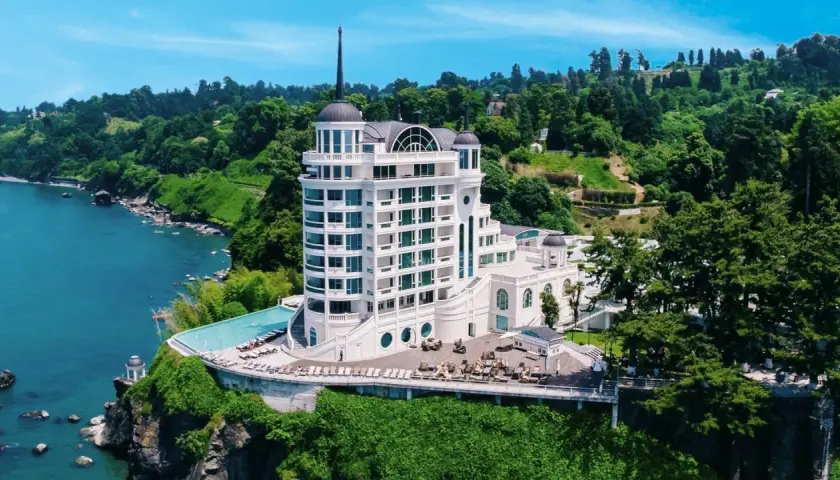 Luksusowy hotel na klifie nad Morzem Czarnym, idealne miejsce na wakacje all inclusive w Gruzji.