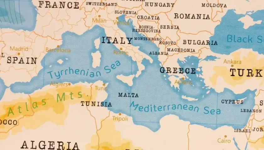 Mapa Europy i Afryki Północnej z zaznaczonym Morzem Śródziemnym, Włochami i Grecją. Kreta leży na tym morzu.