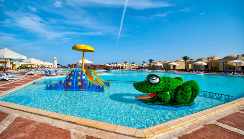 Piękna pogoda w Egipcie, Marsa Alam. Basen z zabawną żabą i zjeżdżalnią czeka na gości.