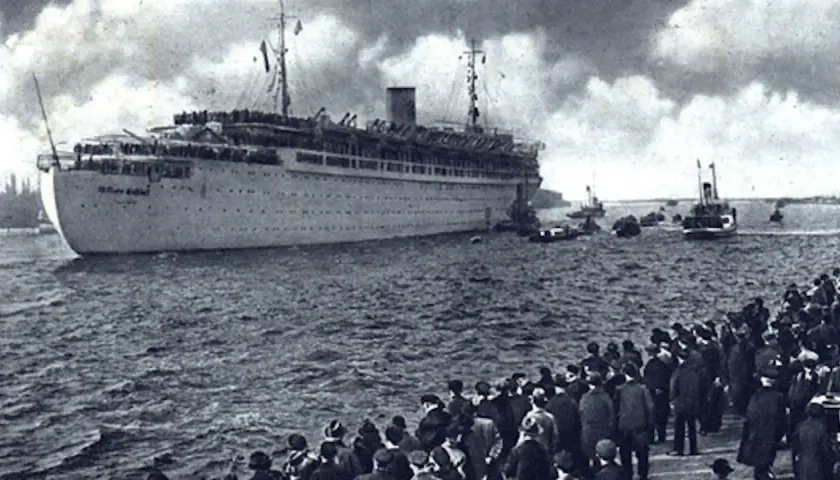 Okręt Wilhelm Gustloff na wodzie, tłum ludzi na brzegu. Tragedia statku pochłonęła tysiące ofiar, ustalenie, ile osób zginęło na Wilhelm Gustloff, jest trudne.
