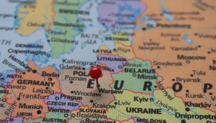 Czerwona pinezka na mapie Europy wskazuje Warszawę. Odległość z Polski do Szwecji w linii prostej jest niewielka, widać Bałtyk.