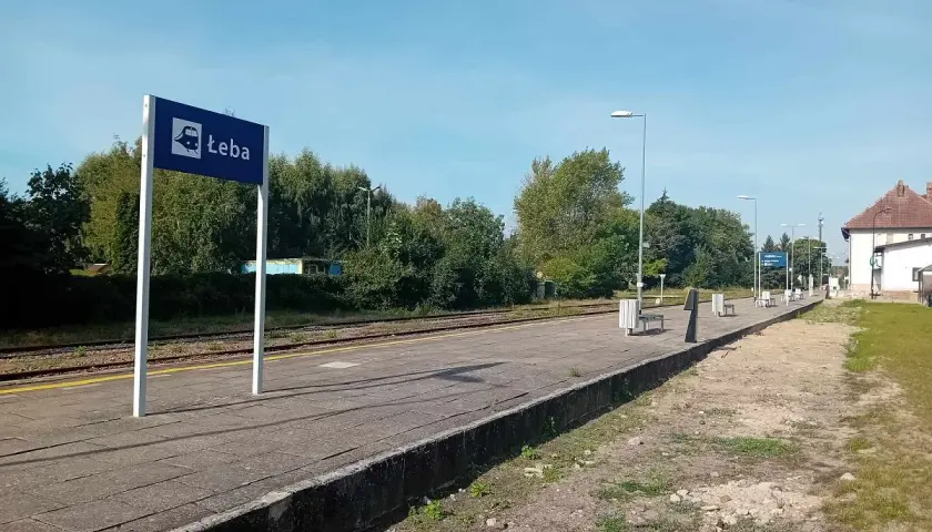Stacja kolejowa Łeba. Zastanawiasz się, ile mieszkańców ma Łeba? To urokliwe miasto nad Bałtykiem.