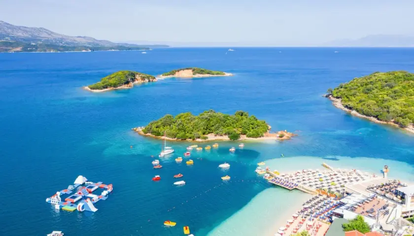 Piękne wyspy i plaża z leżakami w turkusowym morzu. Czy Albania ma dostęp do morza? Tak, i to jaki!