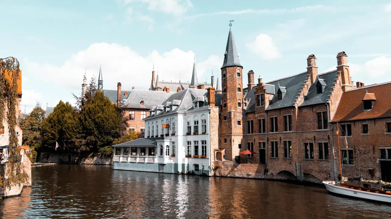 Bruggia, miasto kanałów, gdzie budynki odbijają się w wodzie. Czy Belgia ma dostęp do morza? Tak, przez port w Ostendzie.