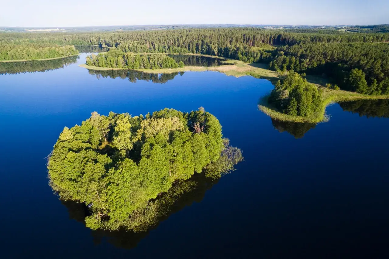 Zielone wyspy na błękitnym jeziorze. Ile jest wysp w Polsce? Tyle, ile pięknych krajobrazów jak ten.