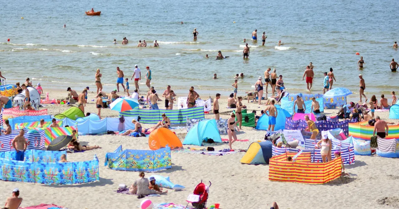 Plaża pełna ludzi, gdzie jest najwięcej jodu w Europie? Morze Bałtyckie, źródło zdrowia i wypoczynku.