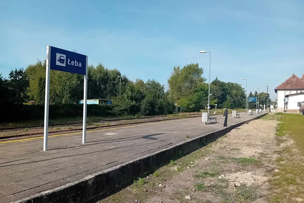 Stacja kolejowa Łeba. Zastanawiasz się, ile mieszkańców ma Łeba? To urokliwe miasto nad Bałtykiem.