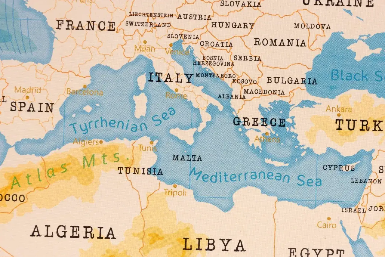Mapa Morza Śródziemnego. Włochy z Rzymem i Sycylią leżą między Morzem Tyrreńskim a Jońskim.