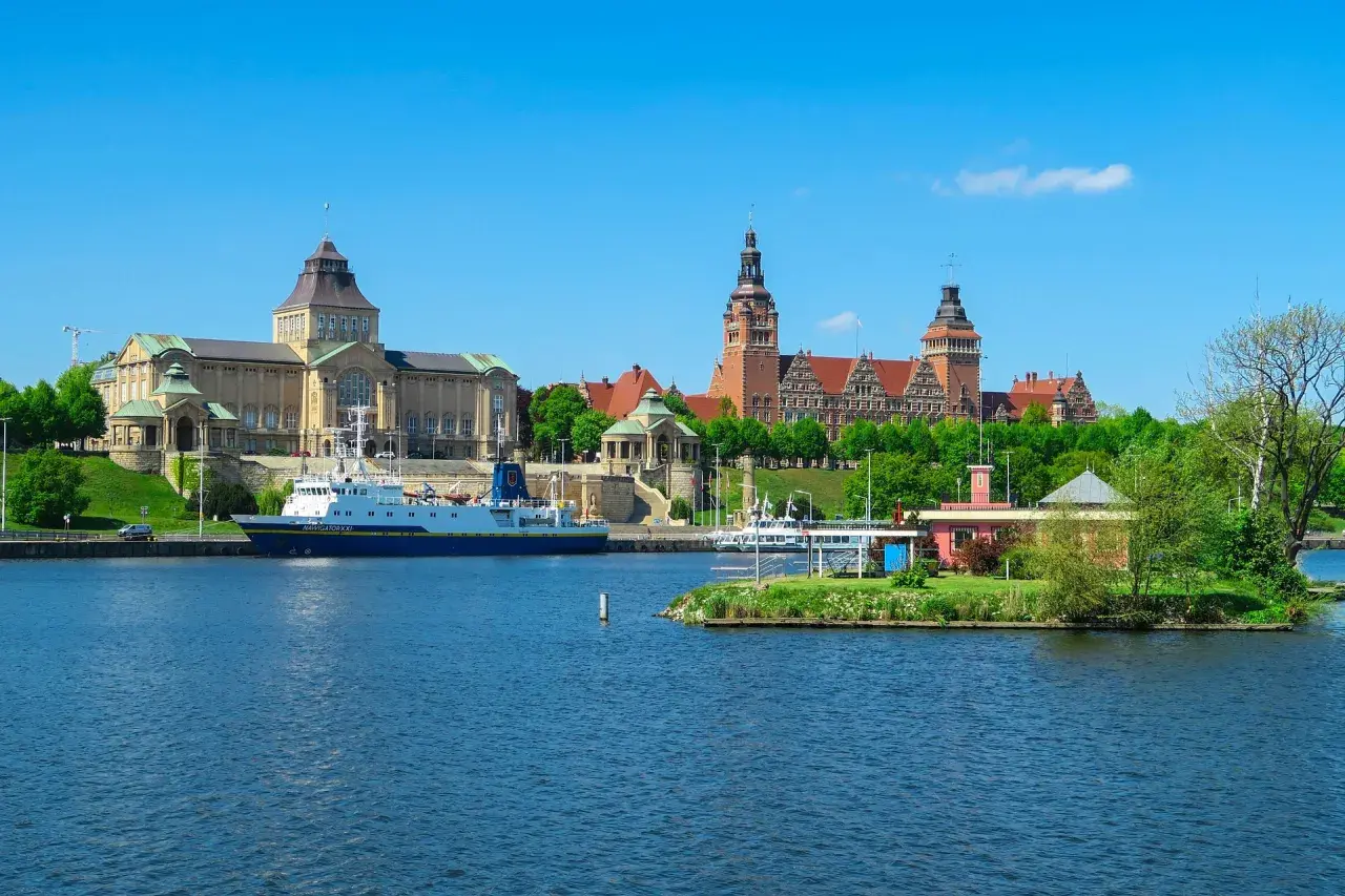Szczecin: piękne budynki, port i statki. Warto zobaczyć po drodze nad morze, zanim dotrzesz do celu.