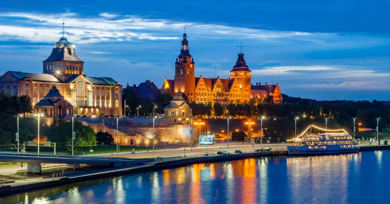 Szczecin nocą: imponujące zamki i bulwary nad Odrą. Idealne miejsce, co warto zobaczyć po drodze nad morze.