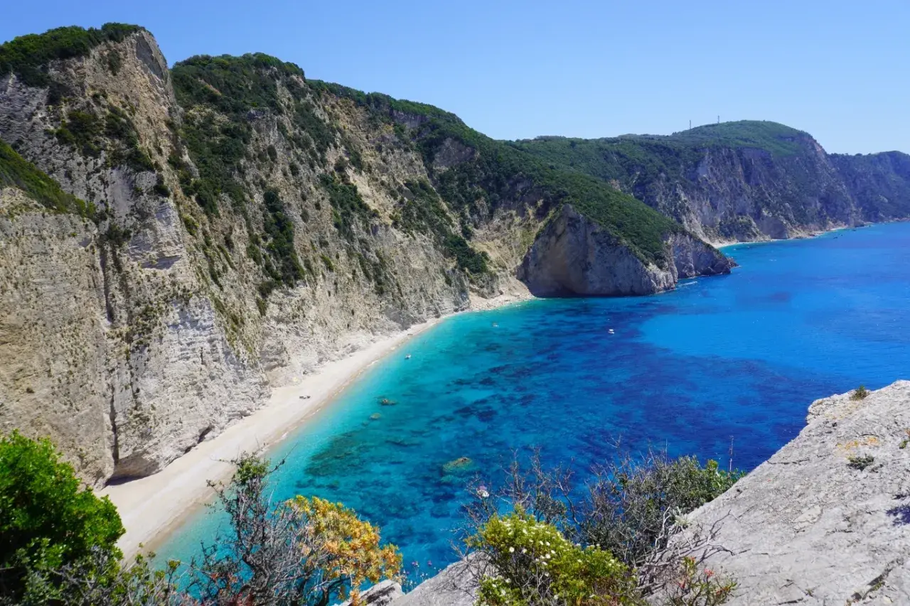 Piękna plaża w Grecji, gdzie turkusowe wody Morza Jońskiego tworzą malowniczy krajobraz. Czy w Grecji jest ocean? Nie, ale morza są równie zachwycające!