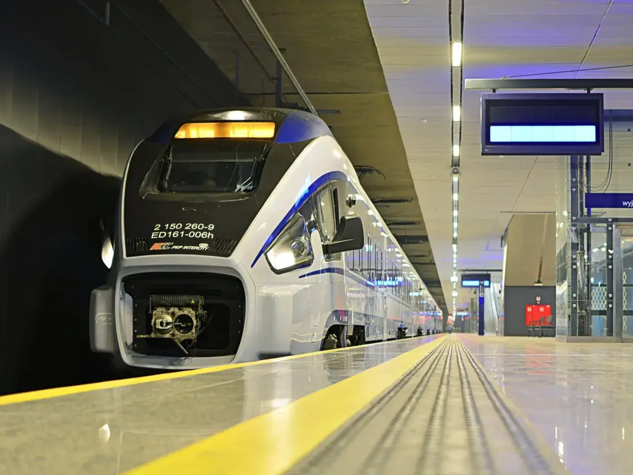 Nowoczesny pociąg PKP Intercity na stacji. Zastanawiasz się, ile jedzie pociąg z Krakowa do Kołobrzegu?