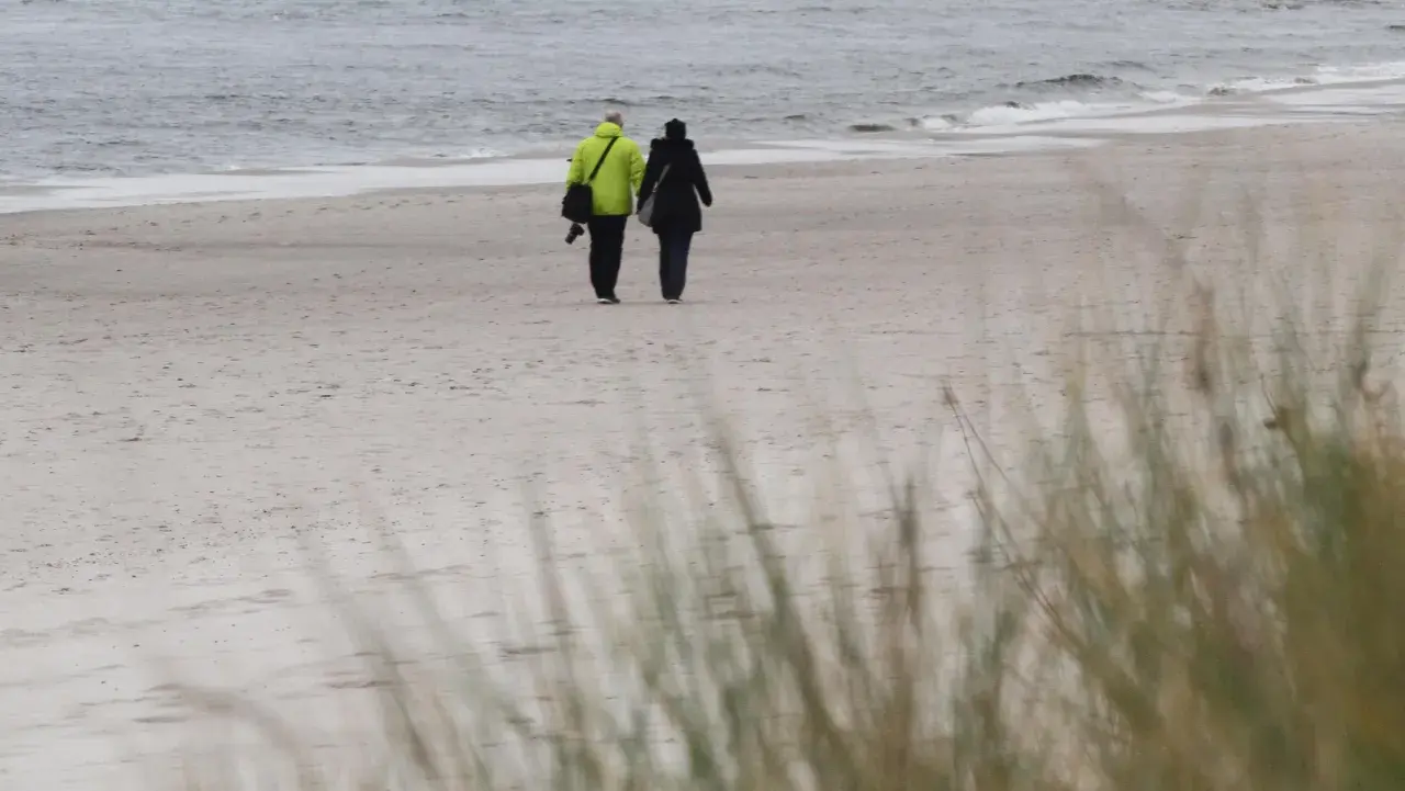 Spacerem po plaży, gdzie powietrze nasycone jest jodem. To miejsce, gdzie jest najwięcej jodu w Europie, idealne dla zdrowia.