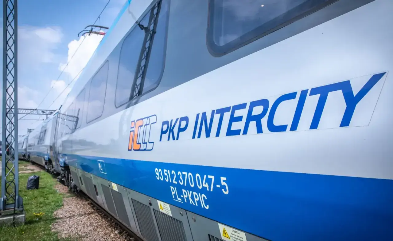Pociąg PKP Intercity z Krakowa do Kołobrzegu, gotowy do podróży.