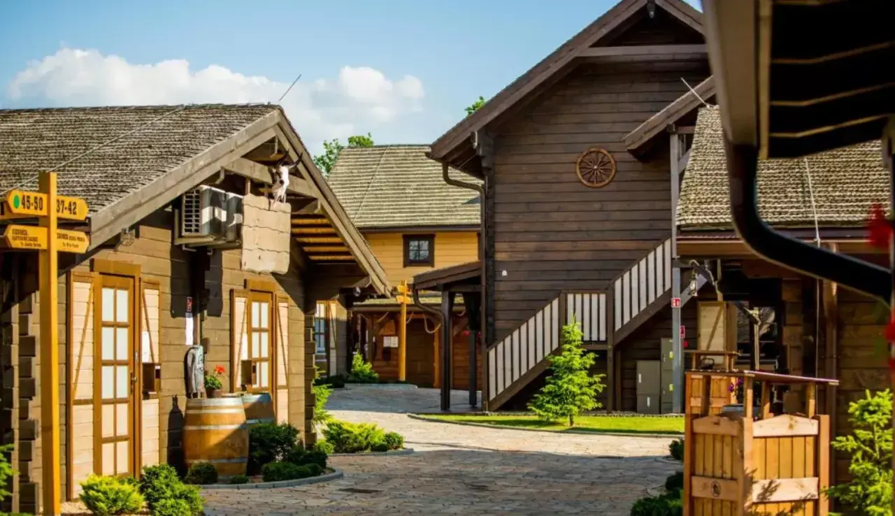 Drewniane domki w stylu western. Zastanawiasz się, ile kosztuje nocleg w Energylandii? Sprawdź ceny i zarezerwuj pobyt!
